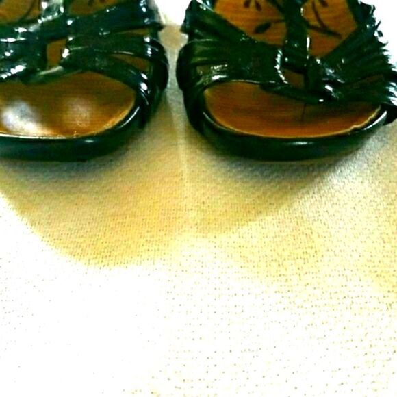 4@30.00 or 40.00 Ladies Sandals by KENNETH COLE REACTION - Picture 7 of 8